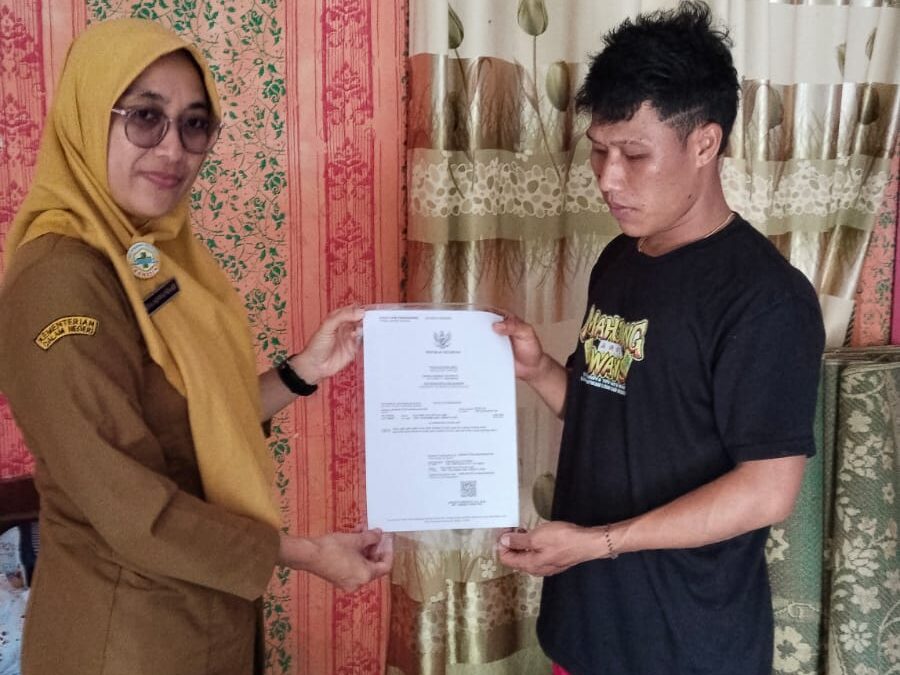 Kerjasama Pelayanan Terpadu secara Online antara Disdukcapil Kabupaten Karanganyar dengan PKD Bidan Desa Ana Siswandari Gemantar Jumantono Karanganyar